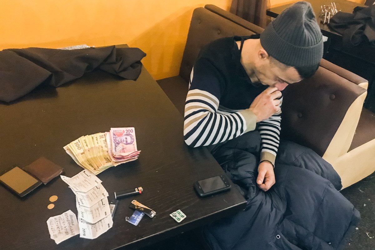 Позже с другим посетителем у них произошел конфликт, который перерос в драку