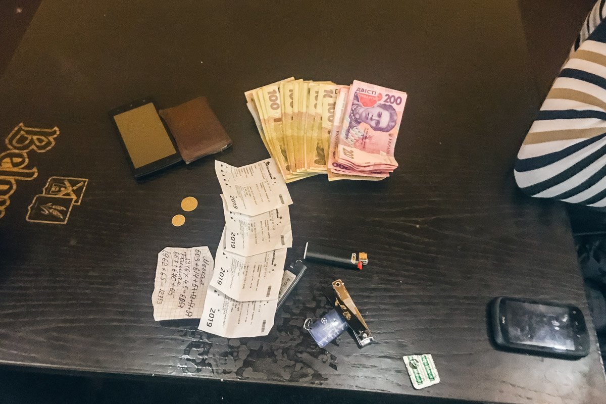 Также у пострадавшего отобрали около 4 000 гривен. Их обнаружили у задержанных