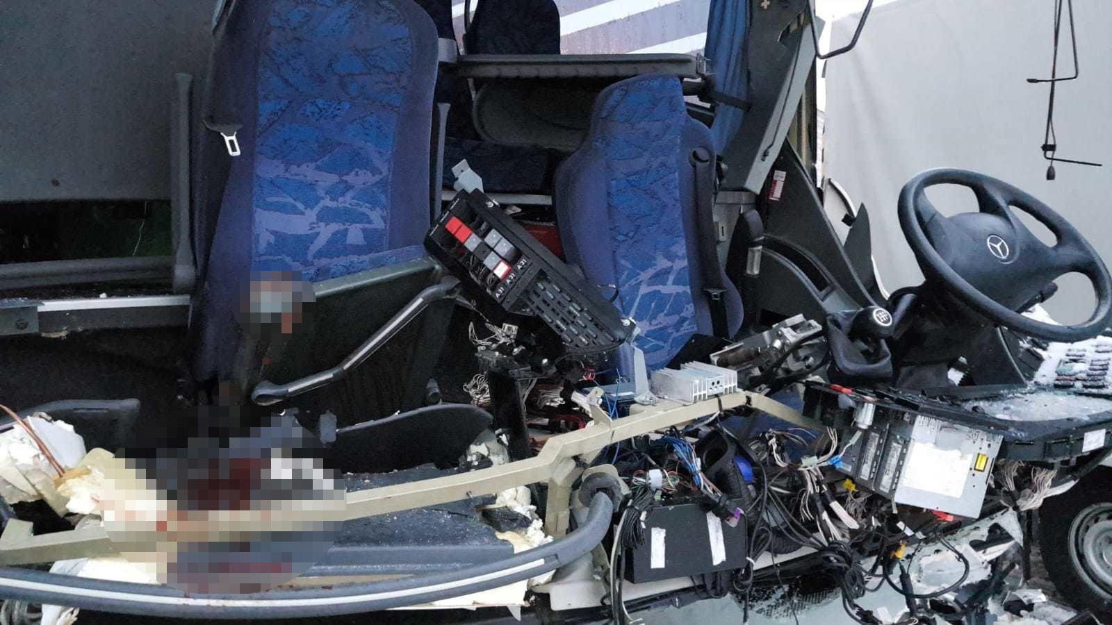 В Швейцарии автобус с пассажирами вылетел в ограду с дороги В Швейцарии автобус с пассажирами вылетел в ограду с дороги