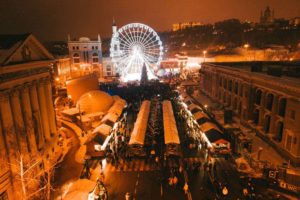 Город наполнен магией праздника, и это навевает новогоднее настроение Город наполнен магией праздника, и это навевает новогоднее настроение