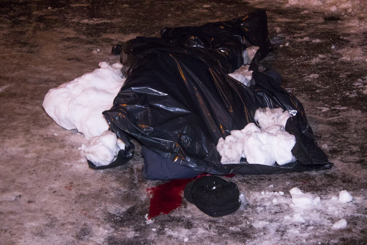 Предварительно, мужчина 45 лет пришел к женщине, с которой раньше был в отношениях, чтобы забрать свои вещи