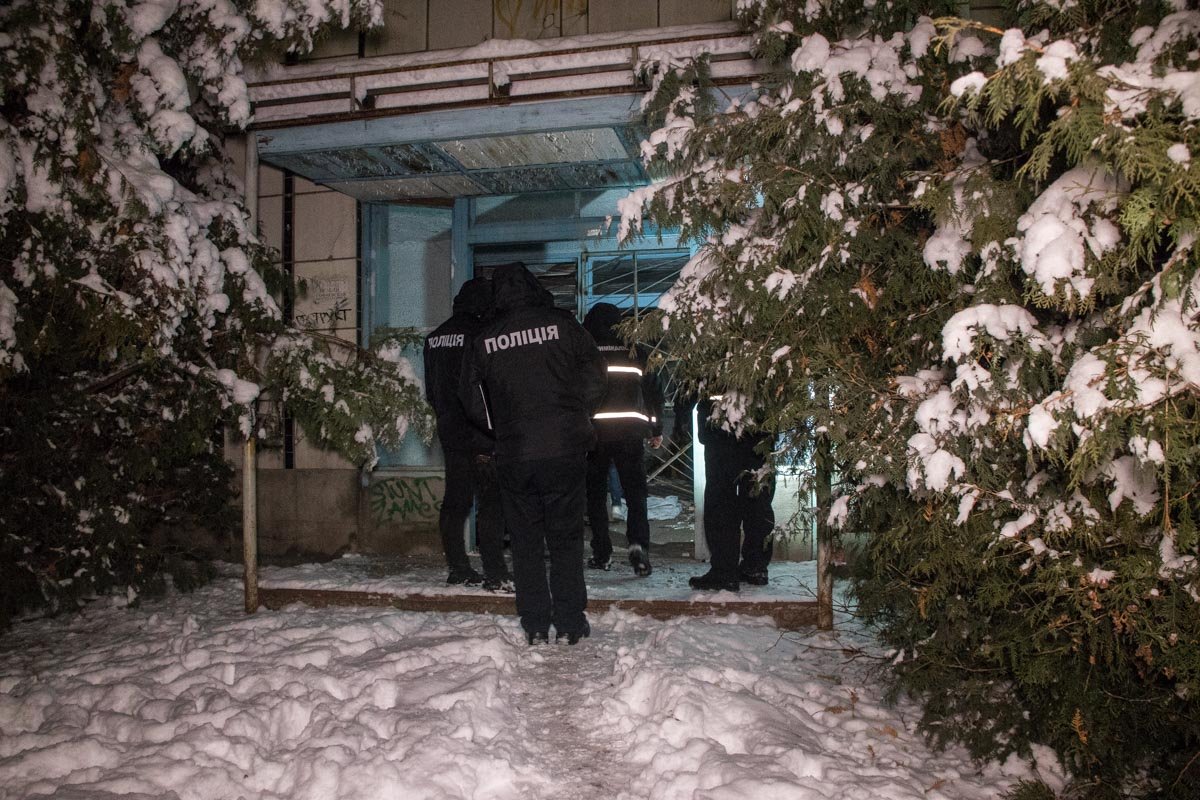 Тело лежало в двухэтажном заброшенном здании на первом этаже
