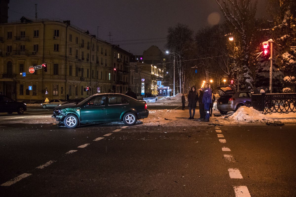 В Киеве на перекрестке улицы Терещенковской и бульвара Тараса Шевченко произошло ДТП