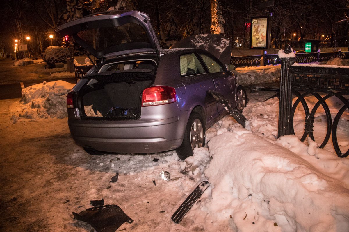 Чтобы избежать столкновения, он резко вывернул влево и въехал в металлическое ограждение бульвара