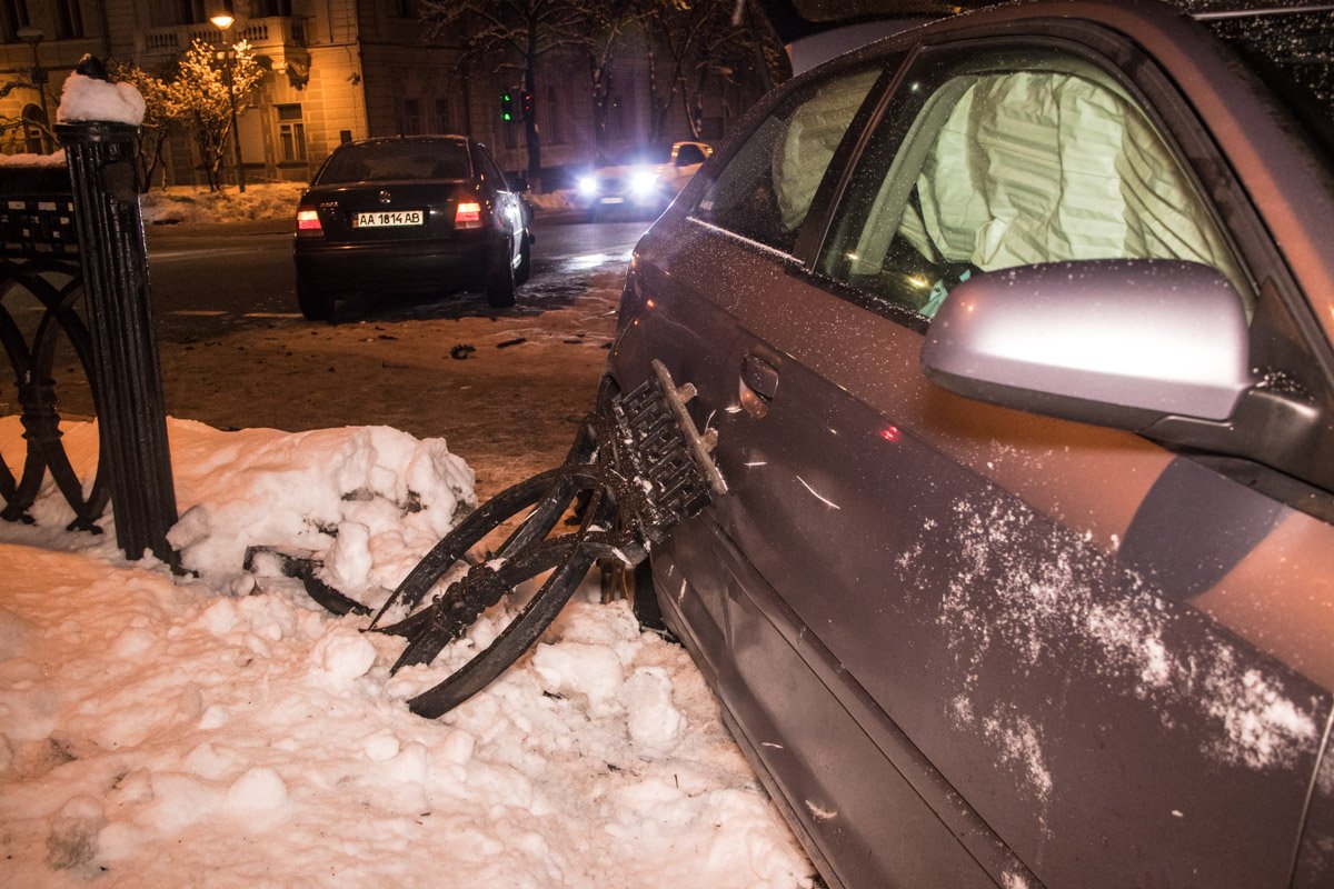 л. Зато оба автомобиля получили серьезные повреждения: осколки фар и частей машин раскидало вокруг места ДТП
