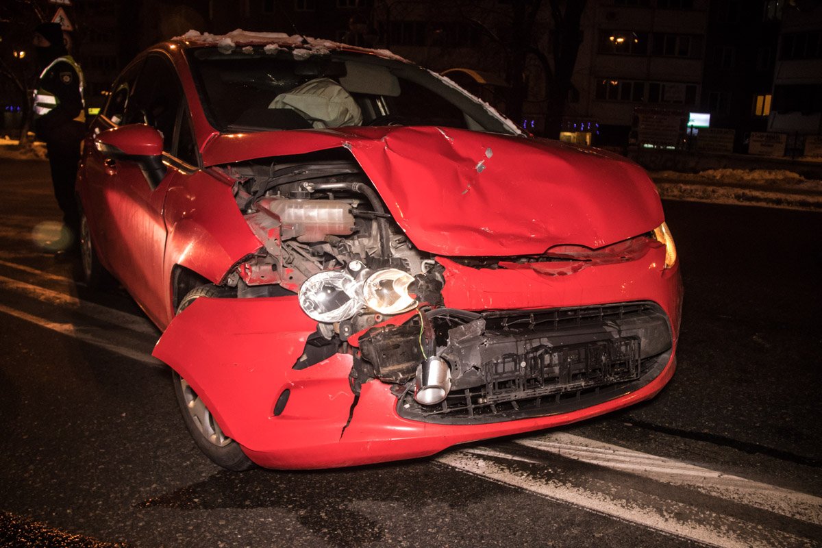 Пьяный водитель Ford Fiesta на большой скорости влетел в стоящий Kia Cerato