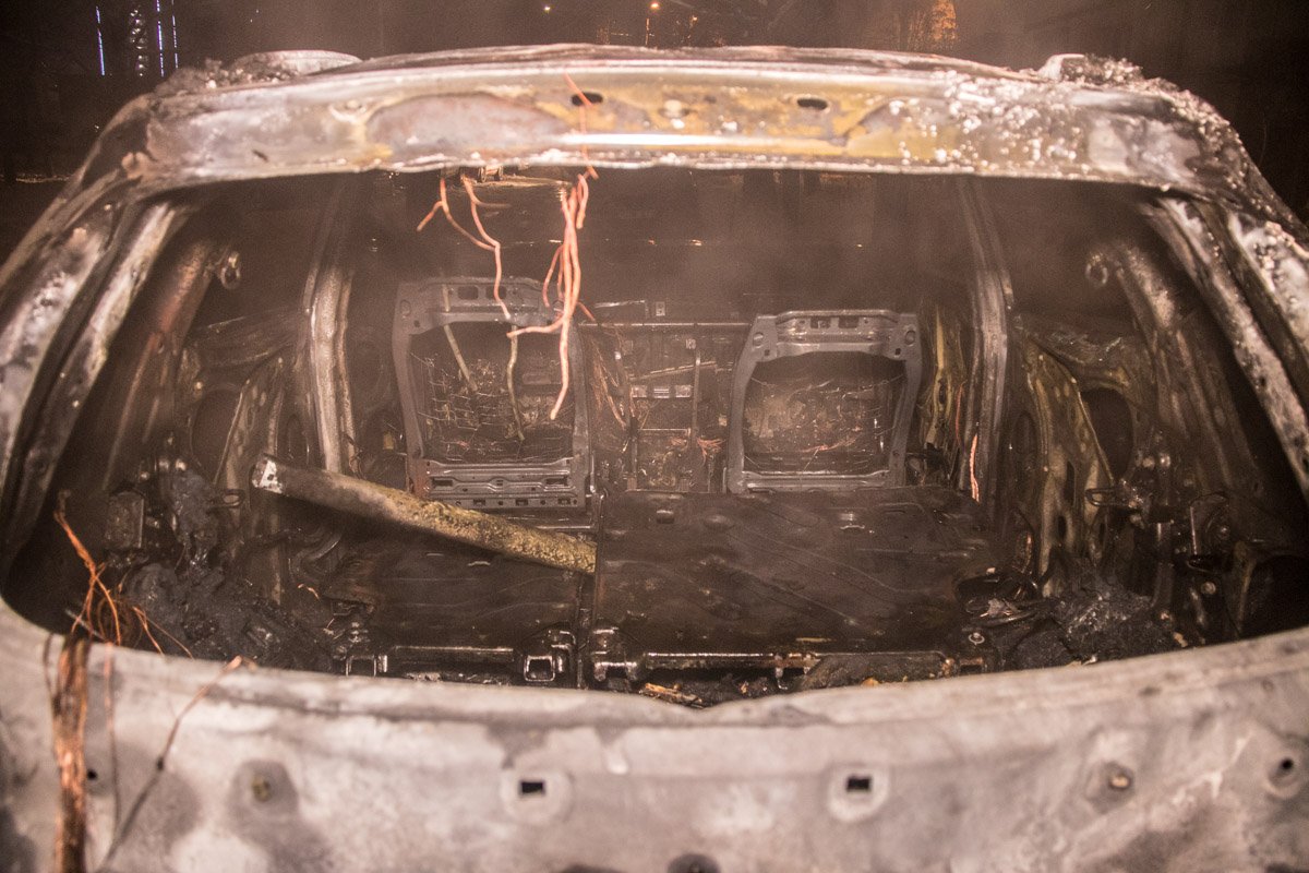 К счастью, внутри машины никого не было и обошлось без жертв