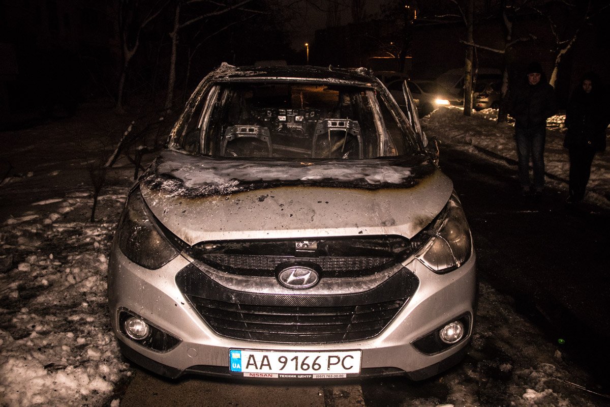 Огонь охватил только салон автомобиля, так что, можно предположить, что очаг возгорания находился именно там