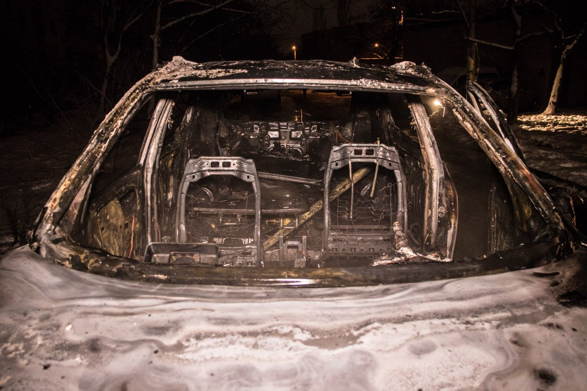 По словам хозяина, машина была исправна, а в салоне не было никаких приборов или проводов, которые могли бы загореться