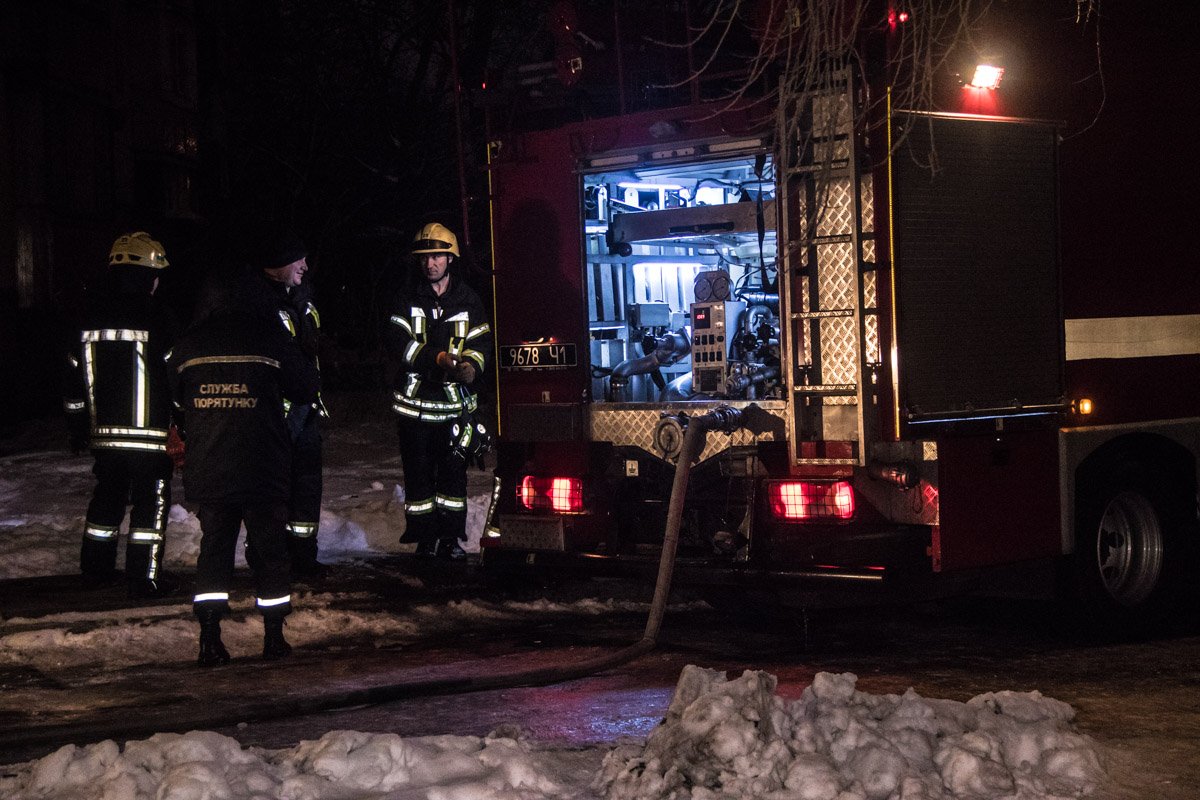 На месте работали сотрудники полиции и ГСЧС. Причины происшествия пока что не известны - их установит следствие