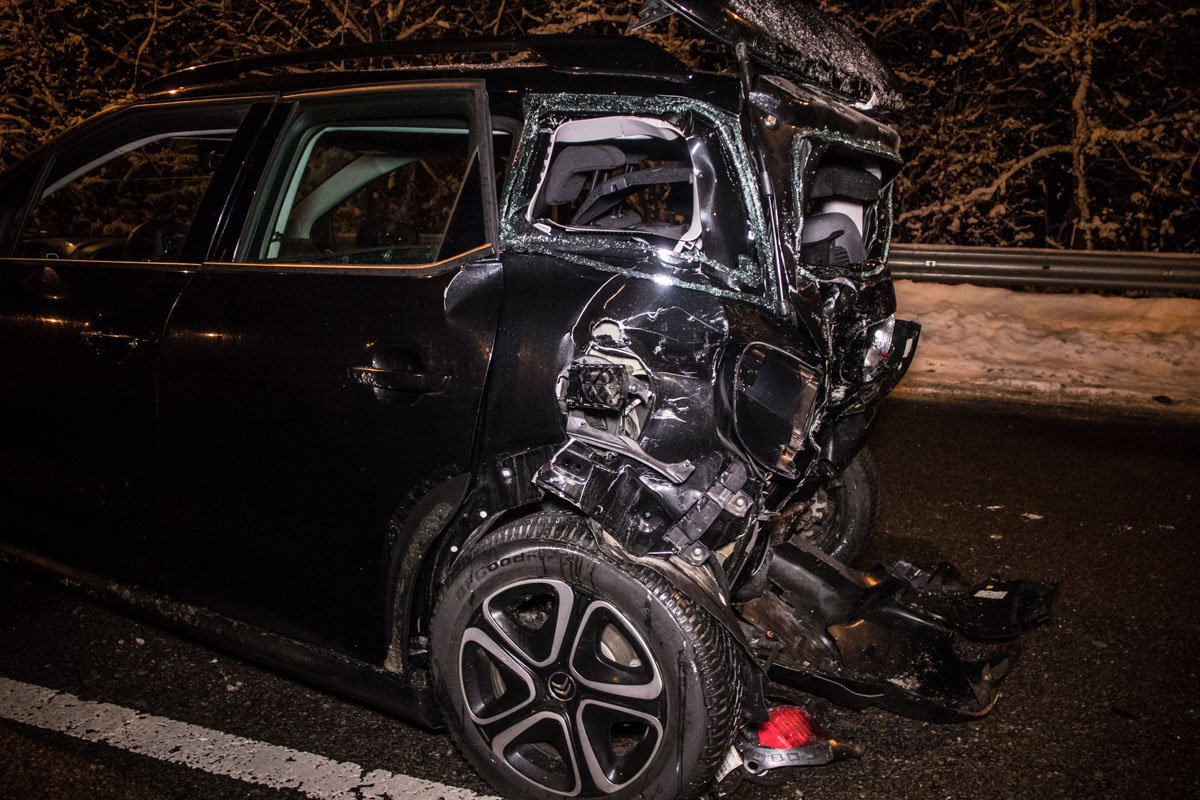 По словам водителя Citroen, он двигался по трассе в направлении Киева и стоял на светофоре, когда произошел сильный удар По словам водителя Citroen, он двигался по трассе в направлении Киева и стоял на светофоре, когда произошел сильный удар