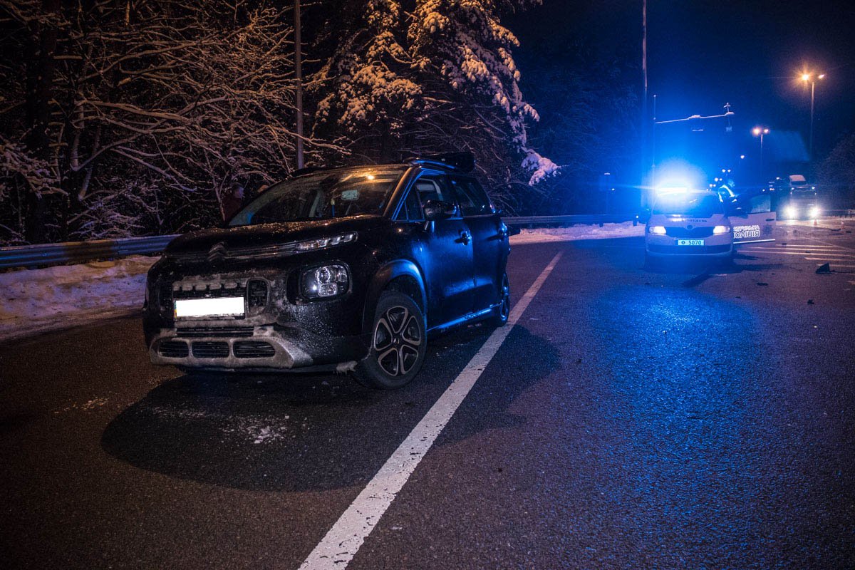 Из-за этого легковой автомобиль отбросило далеко вперед, приблизительно, на расстояние около 30 метров Из-за этого легковой автомобиль отбросило далеко вперед, приблизительно, на расстояние около 30 метров