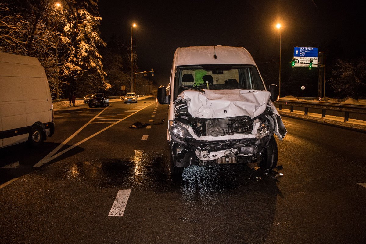 Водитель Mercedes рассказал, что он не был сонным и просто не заметил стоящий маленький автомобиль Водитель Mercedes рассказал, что он не был сонным и просто не заметил стоящий маленький автомобиль