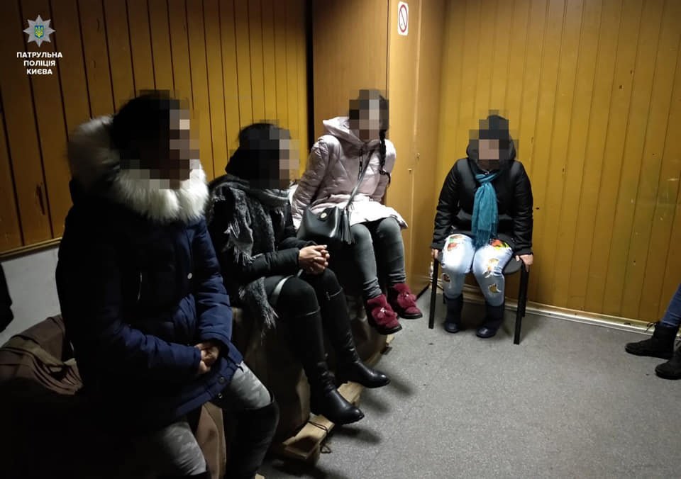 В Киеве на Центральном ЖД вокзале группа женщин пыталась ограбить иностранку