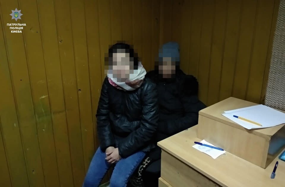 Патрульный, который проходил мимо, заметил это и задержал грабительниц