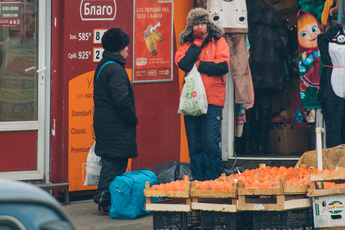 Мужчина умер недалеко от входа на станцию метро Черниговская