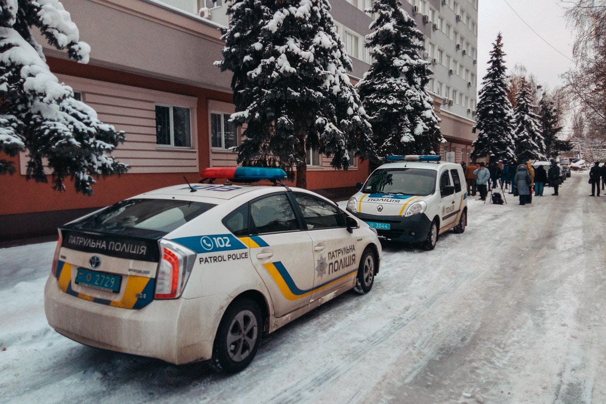 На место оперативно выехали службы экстренного реагирования На место оперативно выехали службы экстренного реагирования