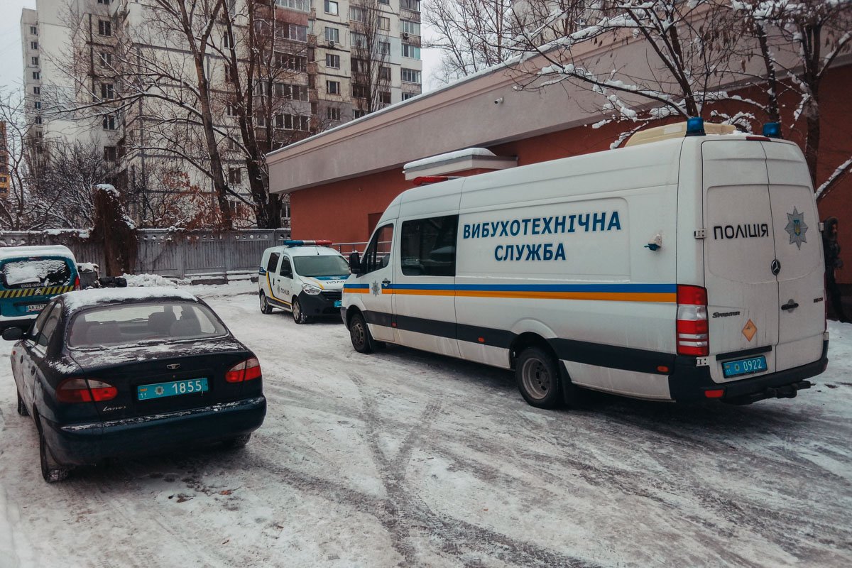 Взрывотехники проверяют помещение Взрывотехники проверяют помещение