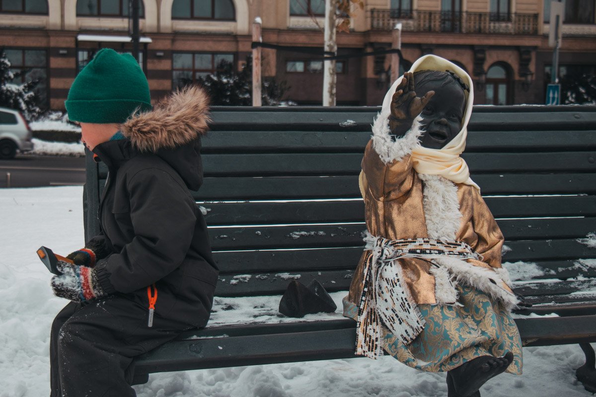 На Почтовой площади одели маленьких основателей Киева 1