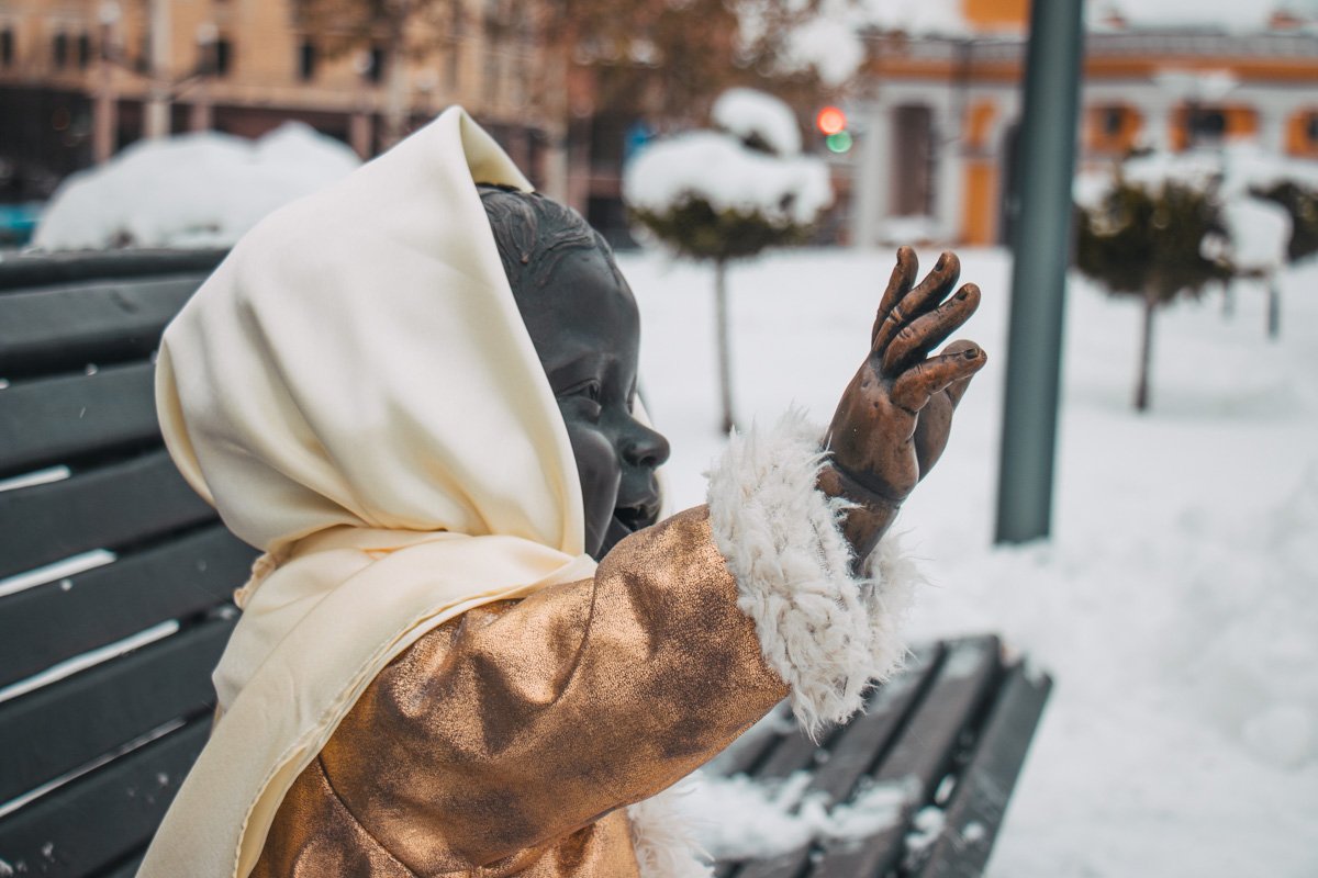 Она, как маленькая женщина, следит за своими шкодниками-братьями 
