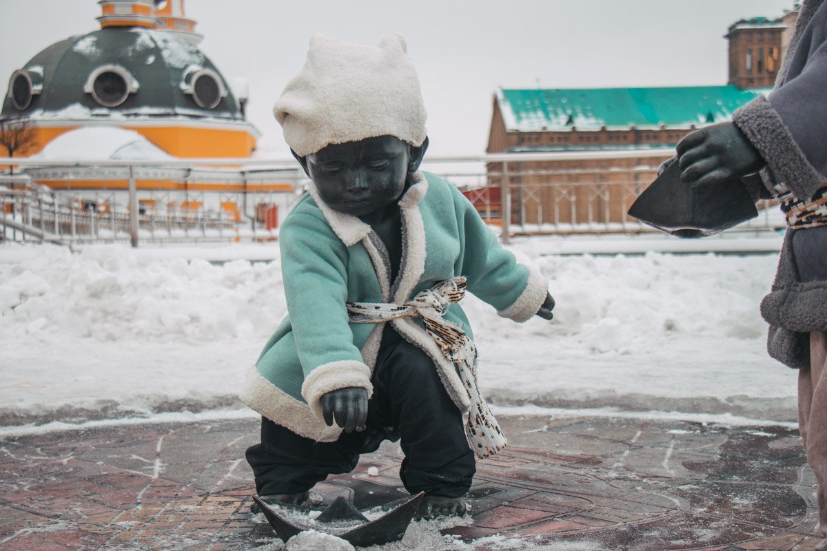 Малыши пускают бумажные кораблики 