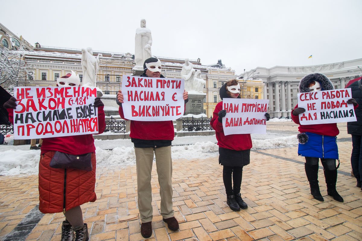 Среди протестующих были и активисты, которые поддержали женщин Среди протестующих были и активисты, которые поддержали женщин
