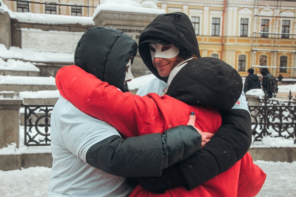 Люди мирно улыбались и обнимались друг с другом Люди мирно улыбались и обнимались друг с другом