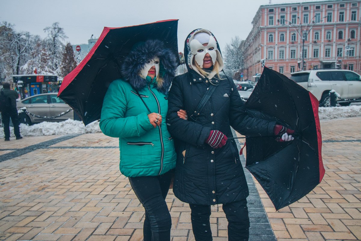 Большинство девушек скрывали лица за масками Большинство девушек скрывали лица за масками