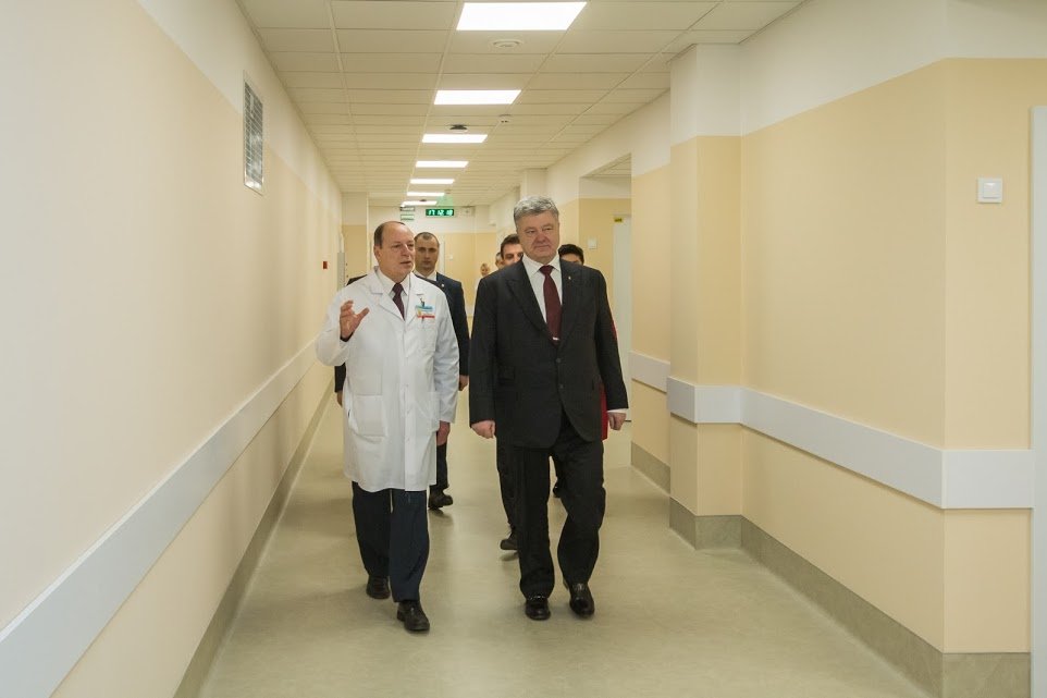 И.о. главного врача Центра здоровья матери и ребенка имени Руднева Игорь Македонский показывает президенту Петру Порошенко новую больницу И.о. главного врача Центра здоровья матери и ребенка имени Руднева Игорь Македонский показывает президенту Петру Порошенко новую больницу