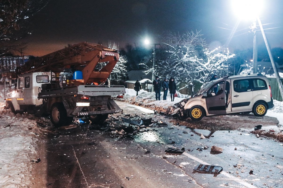 Столкнулись Citroёn Berlingo и автовышка «ГАЗ» Киевобэнерго