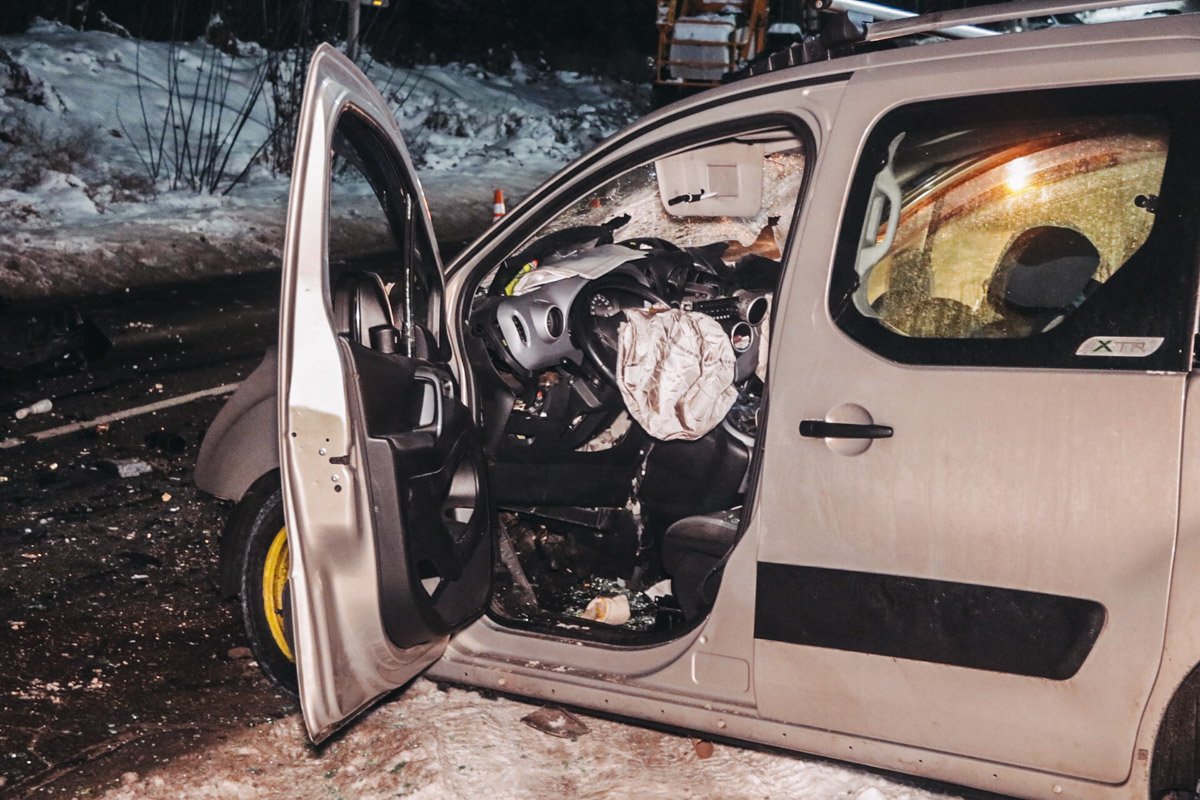 От удара пассажир легковушки погиб, а водителя госпитализировали в больницу в тяжелом состоянии