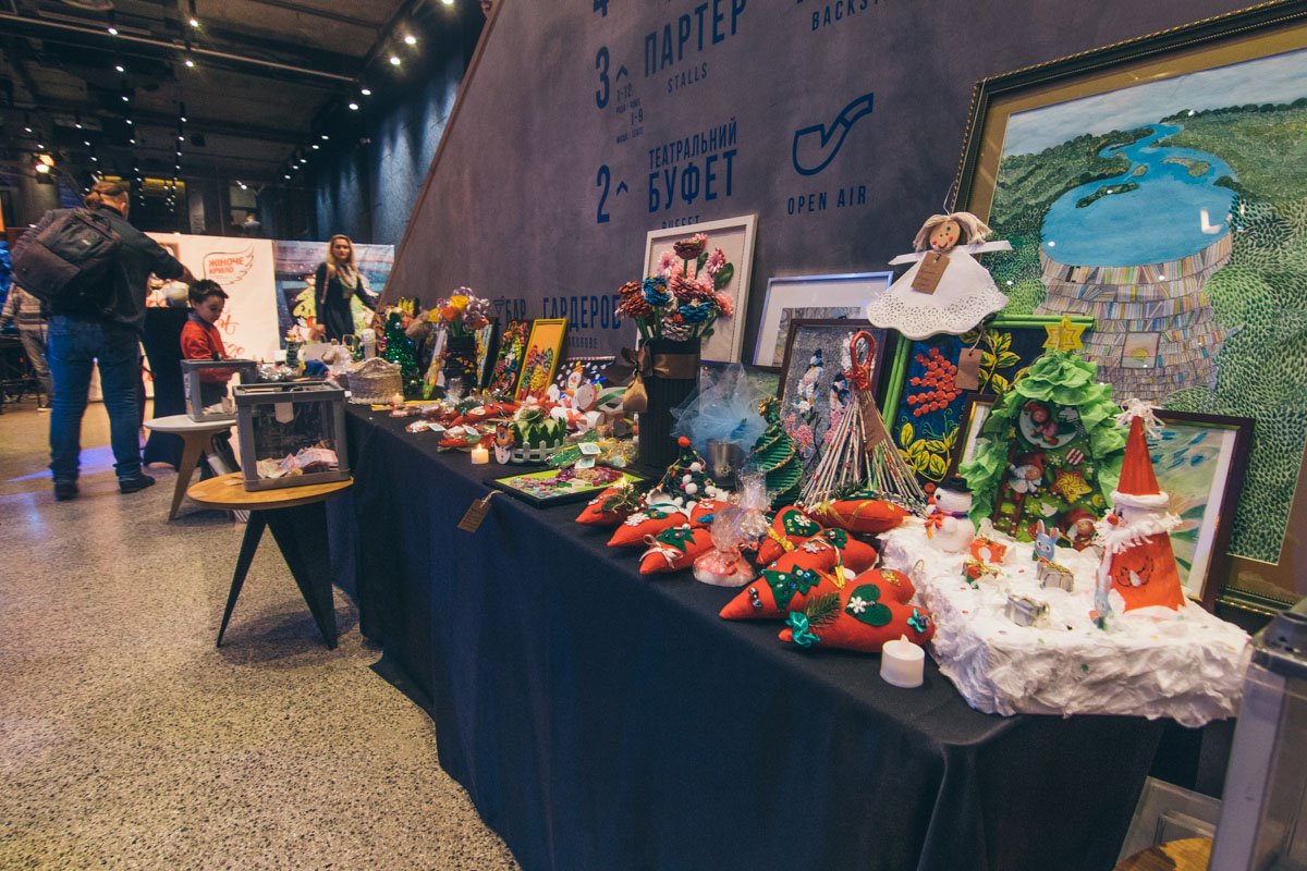 В театре также проходила ярмарка с поделками, которые воспитанники интерната сделали своими руками В театре также проходила ярмарка с поделками, которые воспитанники интерната сделали своими руками