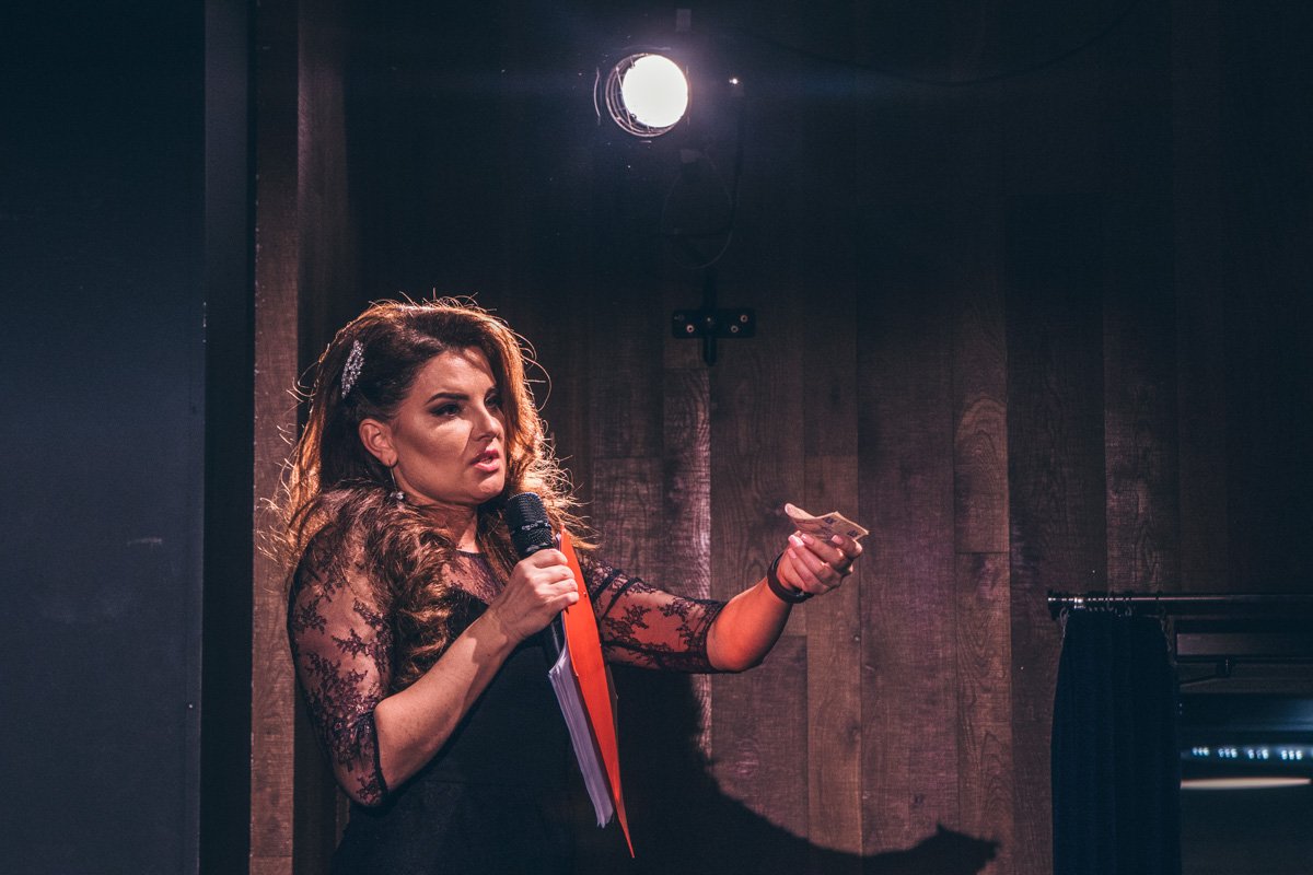 Она мастерски "раскручивала на деньги" депутатов и их жен, даже продала одному из гостей фото с Виталием Кличко за 500 гривен Она мастерски "раскручивала на деньги" депутатов и их жен, даже продала одному из гостей фото с Виталием Кличко за 500 гривен