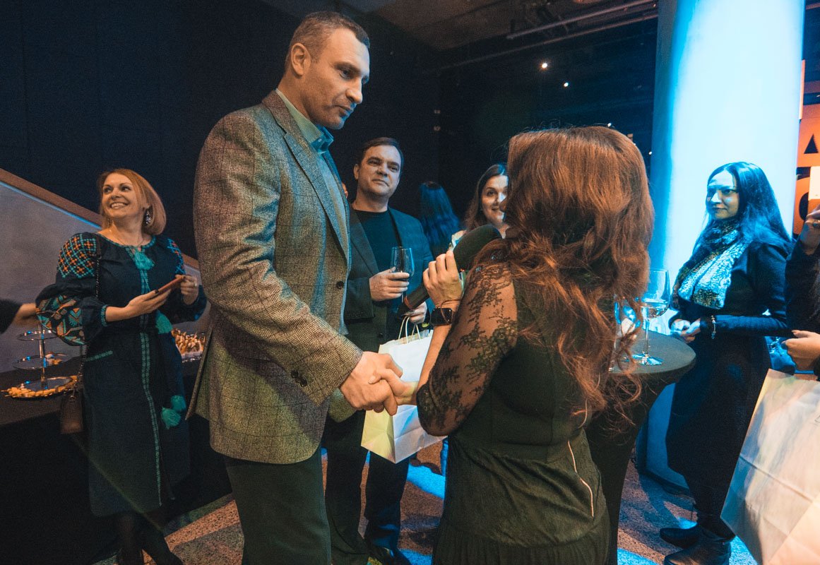 В общем, посетители были щедры и без каких-либо сомнений покупали предложенные изделия и лоты В общем, посетители были щедры и без каких-либо сомнений покупали предложенные изделия и лоты