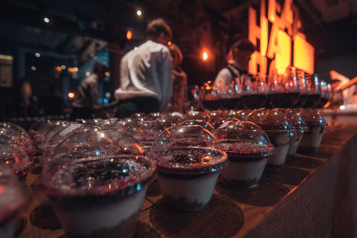 Для гостей устроили фуршет Для гостей устроили фуршет