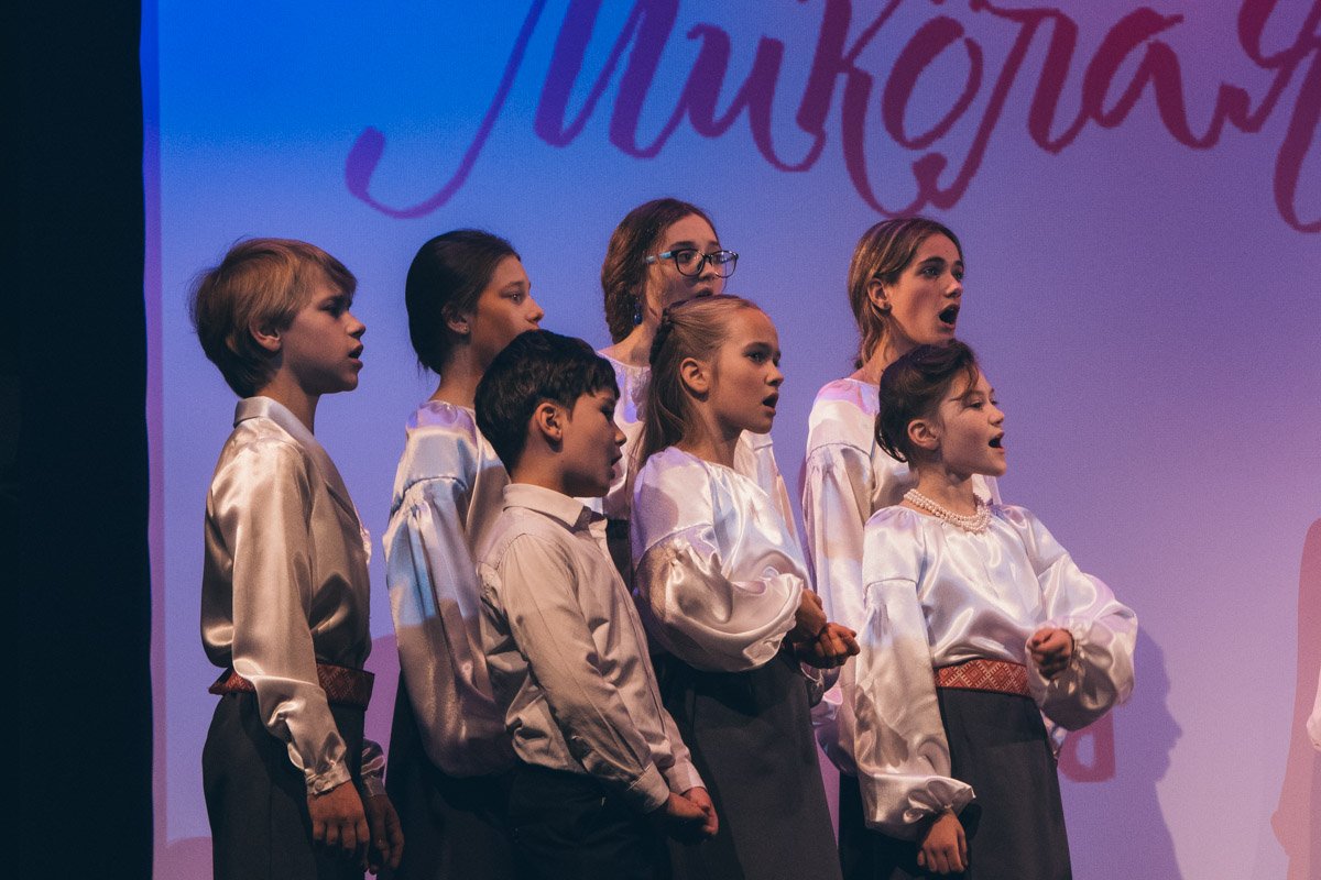 На сцене детский хор исполнял рождественские песни На сцене детский хор исполнял рождественские песни