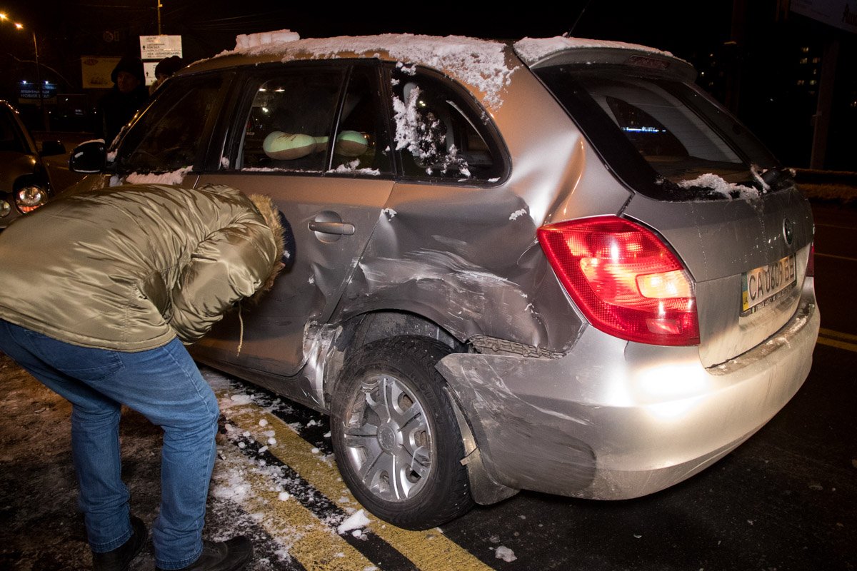 Volkswagen въехал в бок Skoda. От столкновения машины вынесло на разделитель, а Fabia развернуло против движения Volkswagen въехал в бок Skoda. От столкновения машины вынесло на разделитель, а Fabia развернуло против движения