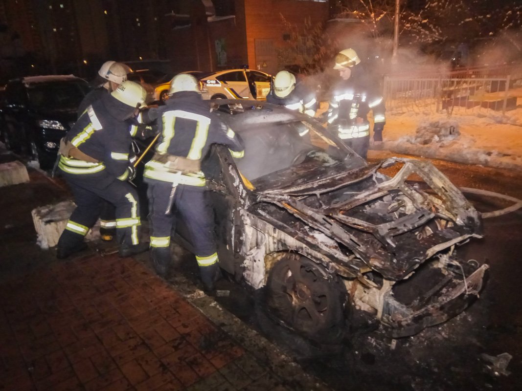 18 декабря в Киеве на улице Анны Ахматовой, 28 во дворе жилого дома сгорело два автомобиля