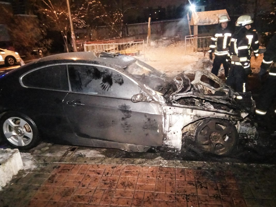 По словам свидетеля, мужчина в черном бросил сверток на капот BMW