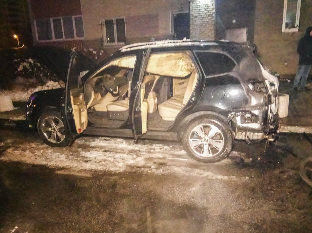 После этого пожар перекинулся на стоявший рядом кроссовер Hyundai