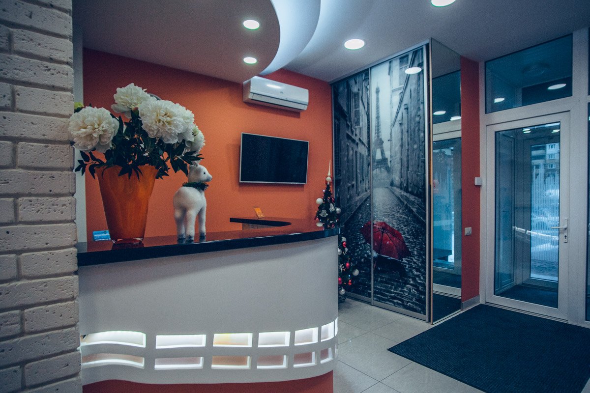 Интерьер стоматологии выполнен в теплых тонах, которые радуют глаз