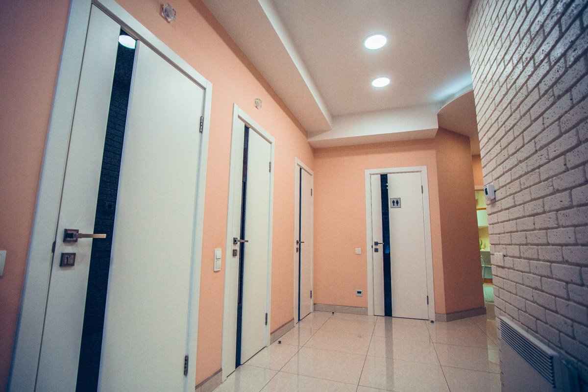 Здесь щепетильно следят за стерильностью инструментов и оборудования, а также за чистотой 