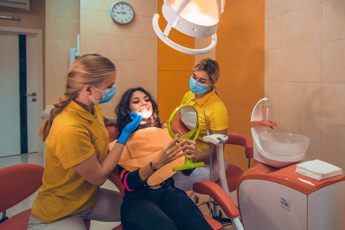 В клинике стоматологи могут с помощью виниров сделать голливудскую улыбку