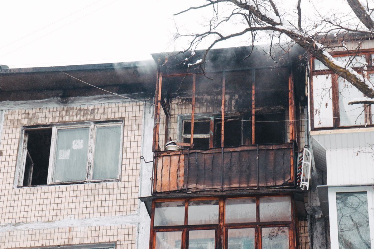 18 декабря, около 13:20 на улице Миропольской загорелась 7-комнатная квартира