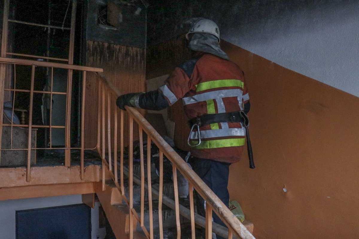 Спасателям удалось вовремя вывести из квартира подростка, поэтому он не пострадал