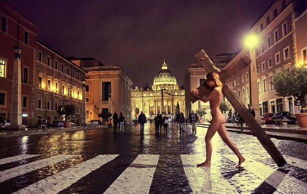 Модель Playboy Мариса Папен публично обнажилась на главной площади Ватикана