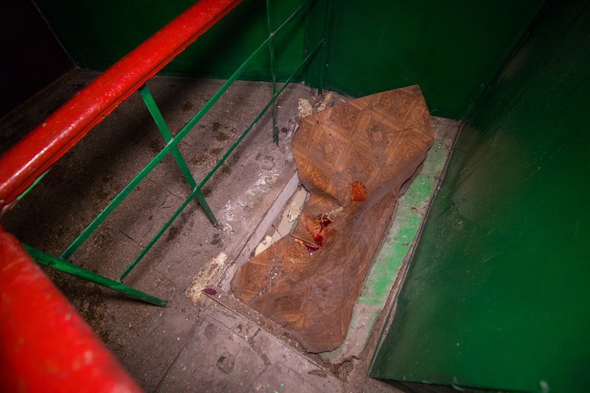 Он упал между шахтой лифта и перилами Он упал между шахтой лифта и перилами