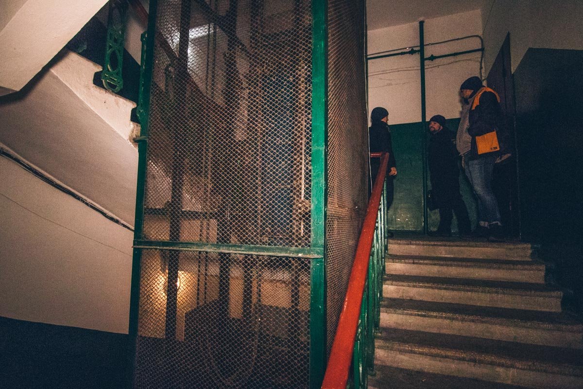 Окровавленного мужчину нашли жители парадного и вызвали медиков Окровавленного мужчину нашли жители парадного и вызвали медиков