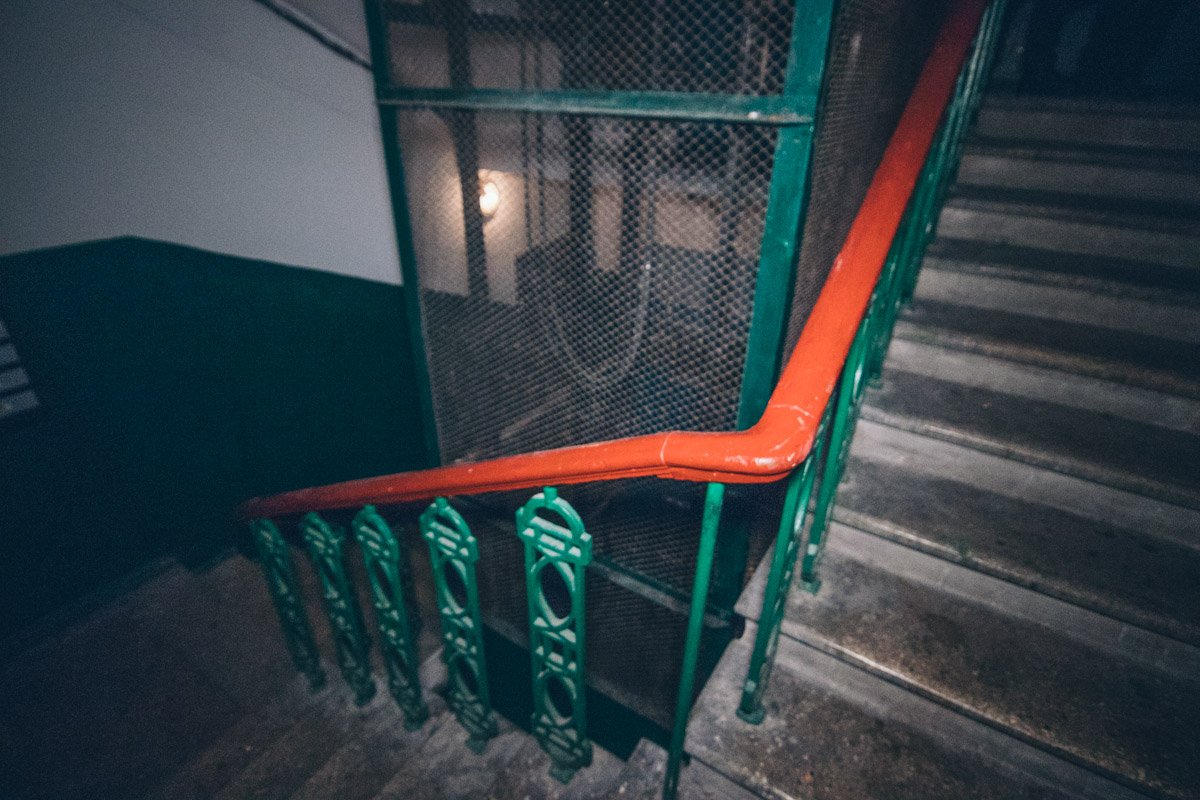 Прибывшие на место медики оказали первую помощь пострадавшему и госпитализировали его в больницу Прибывшие на место медики оказали первую помощь пострадавшему и госпитализировали его в больницу