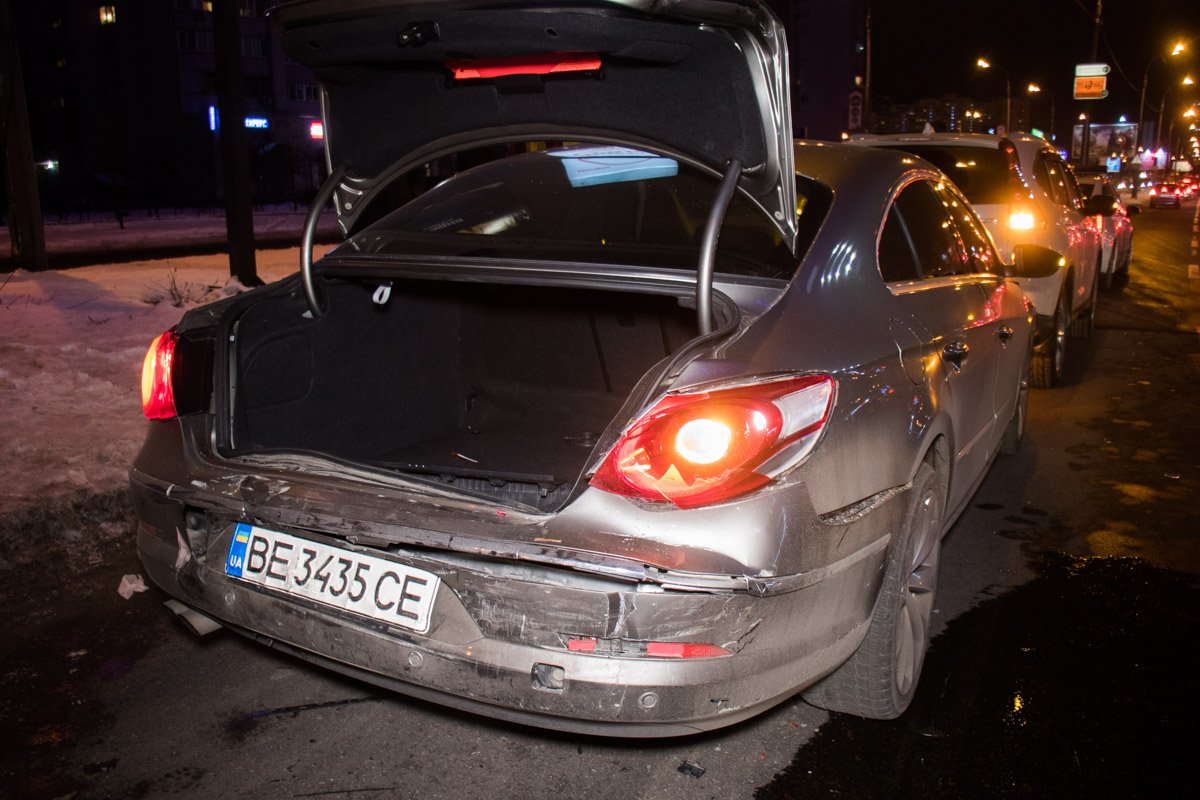 Возле жилого комплекса RiverStone произошла авария с участием автомобилей Ford Fusion, Volkswagen Passat и Honda CR-V Возле жилого комплекса RiverStone произошла авария с участием автомобилей Ford Fusion, Volkswagen Passat и Honda CR-V